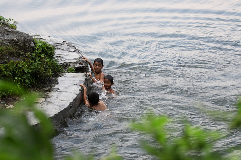 行走尼泊尔:博卡拉费瓦湖边洗澡的男孩